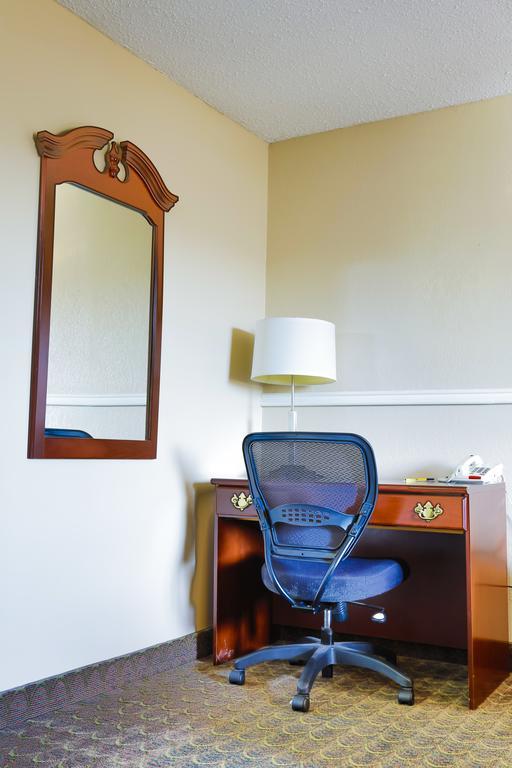Super 8 By Wyndham Charlotte University Esterno foto
