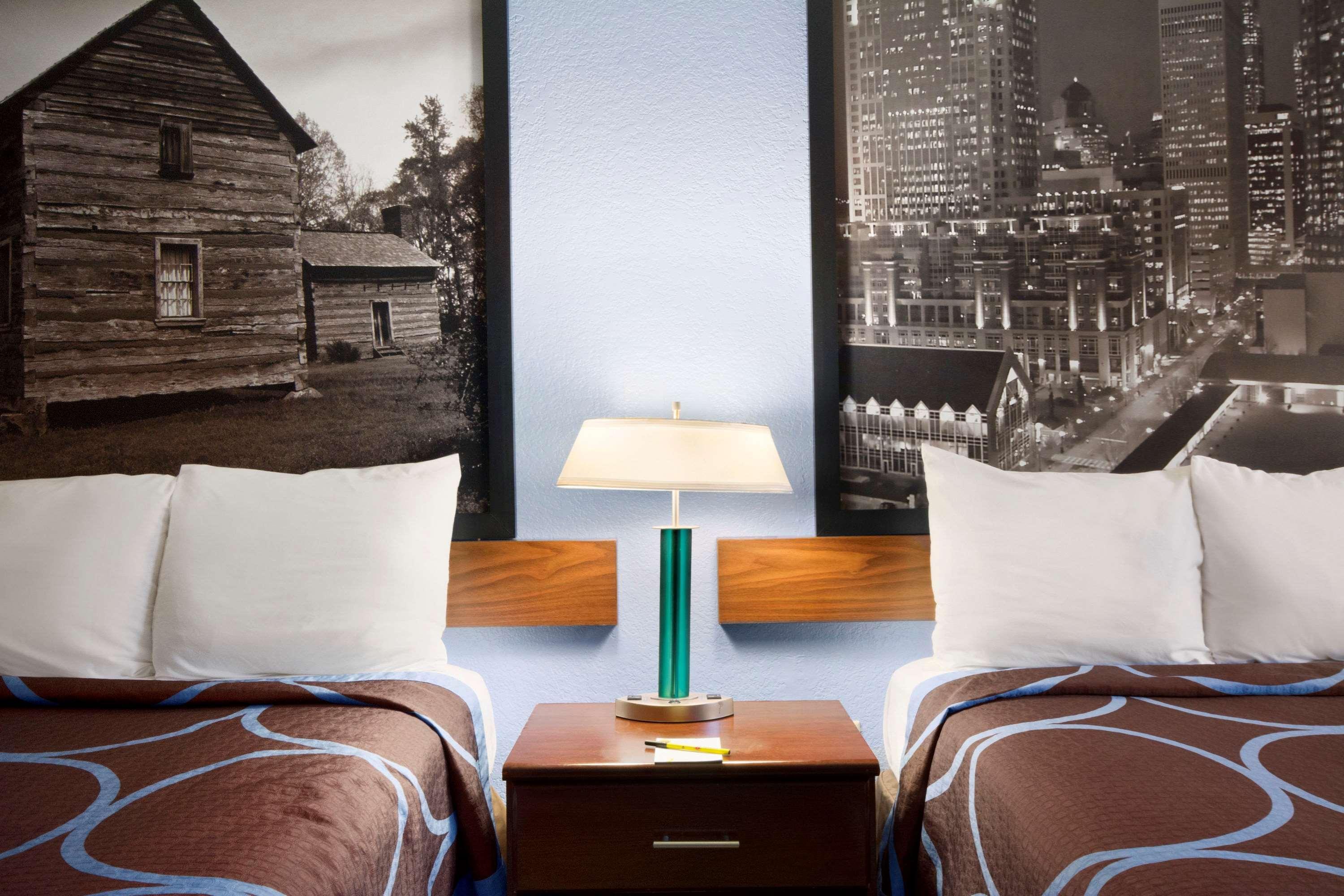 Super 8 By Wyndham Charlotte University Esterno foto