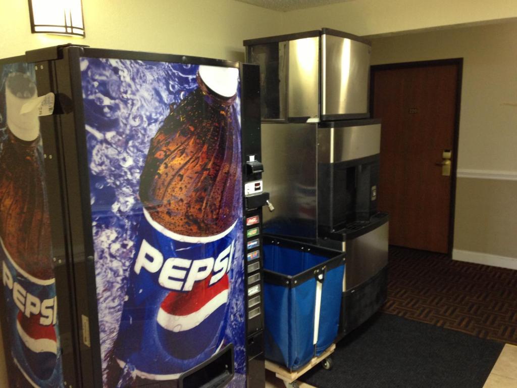 Super 8 By Wyndham Charlotte University Esterno foto