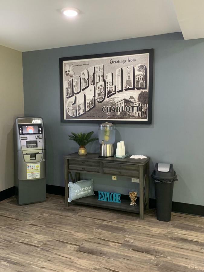 Super 8 By Wyndham Charlotte University Esterno foto